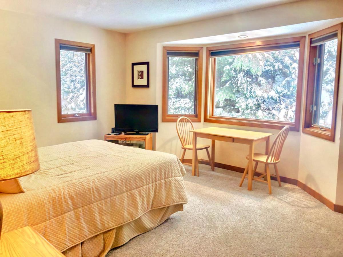 | O8 Renovated Forest Cottage Townhome with great Mt Washington views, fast wifi Walk to skiing