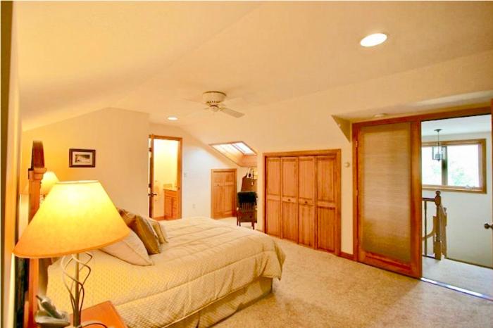  | O8 Renovated Forest Cottage Townhome with great Mt Washington views, fast wifi Walk to skiing