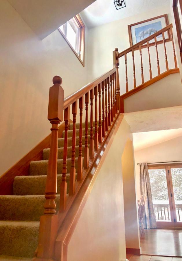 | O8 Renovated Forest Cottage Townhome with great Mt Washington views, fast wifi Walk to skiing