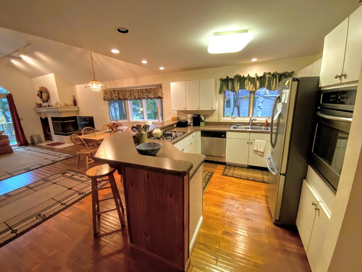 | F9 Fairway Village home on the Mt Washington golf course - in the heart of Bretton Woods