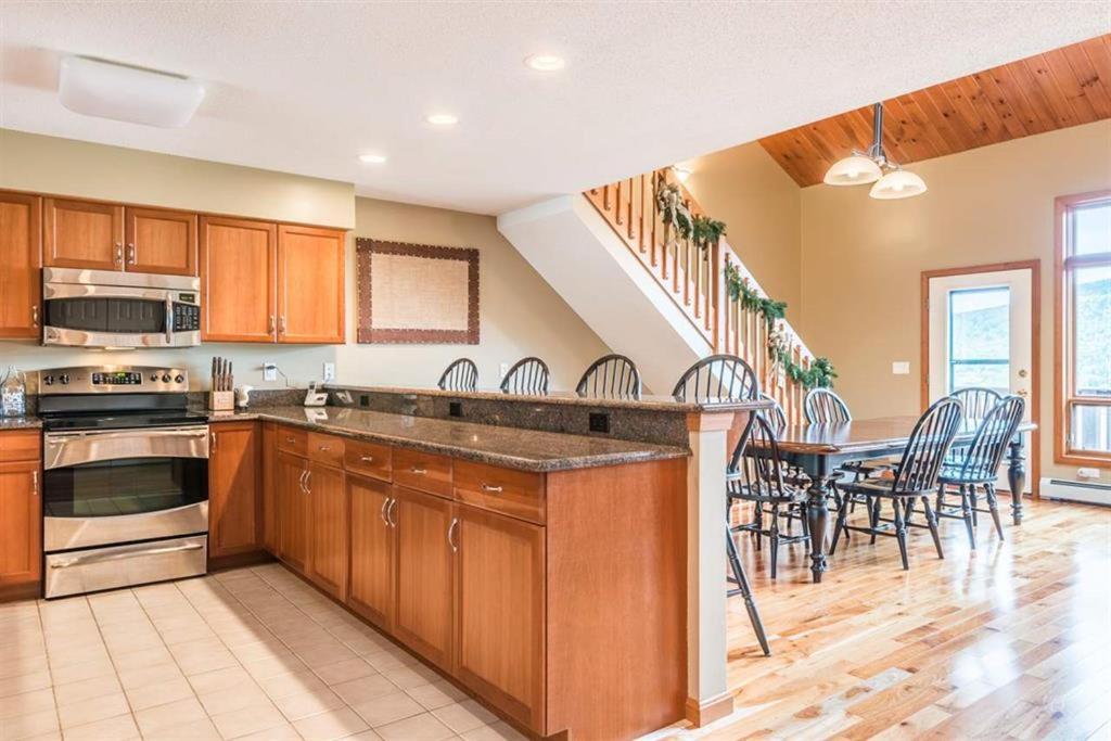 | V3 Gorgeous SKI-IN Mountain View Townhouse with great views in Bretton Woods Fast wifi