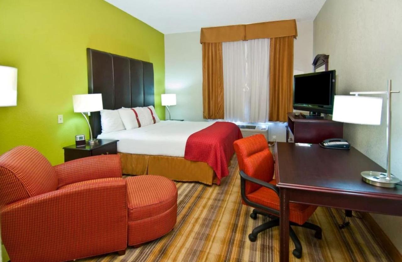 King Suite with Sofa Bed - Non-Smoking at Holiday Inn Vicksburg, an IHG Hotel