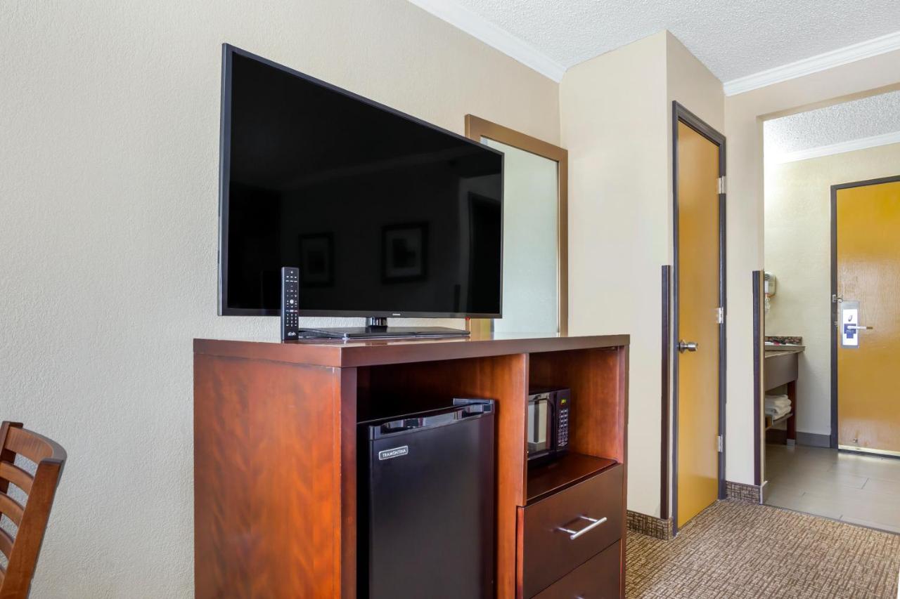Queen Room with Two Queen Beds - Non Smoking at Comfort Inn Hoffman Estates - Schaumburg
