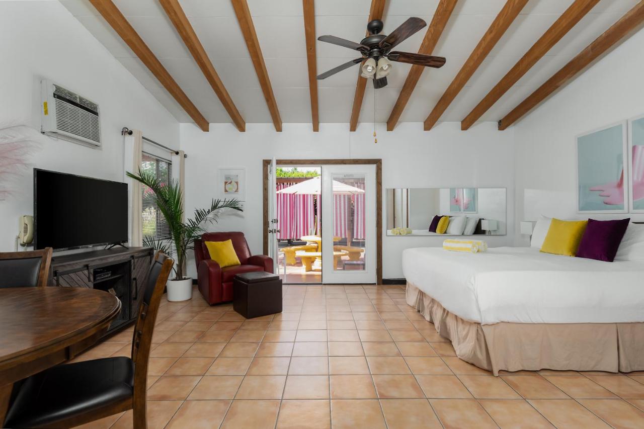 Deluxe King Studio at Float Palm Springs