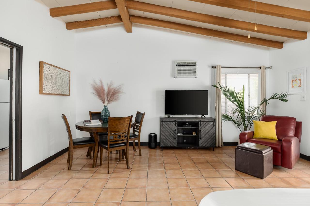 Deluxe King Studio at Float Palm Springs