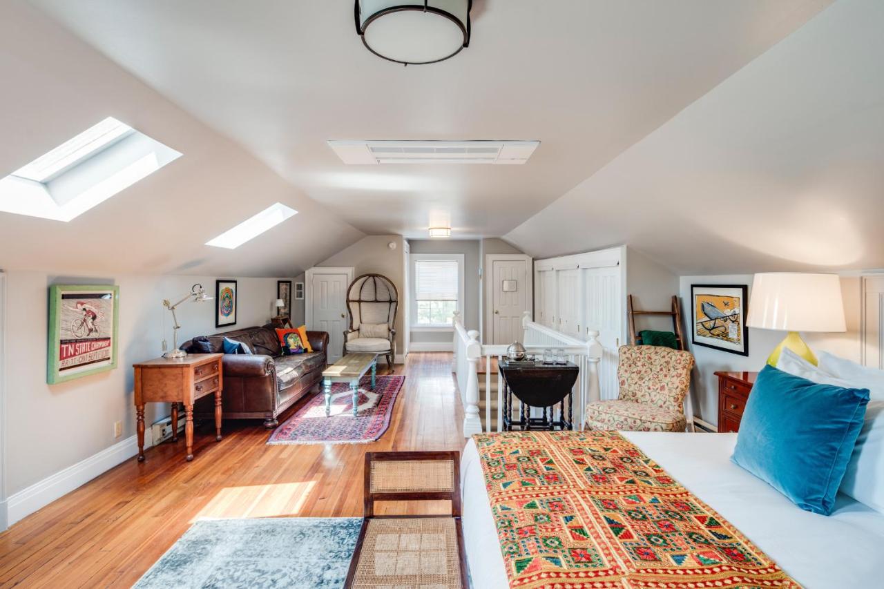 | The Applewood Manor