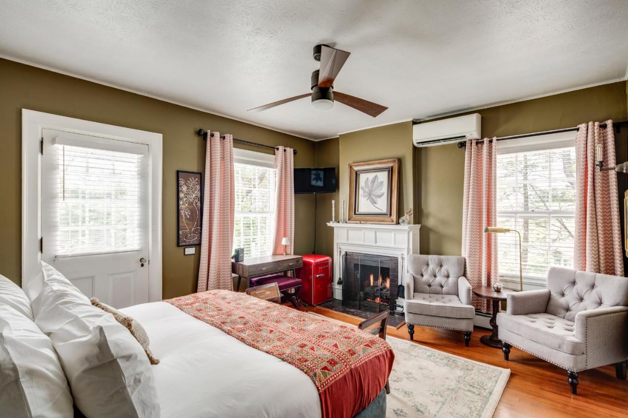 | The Applewood Manor