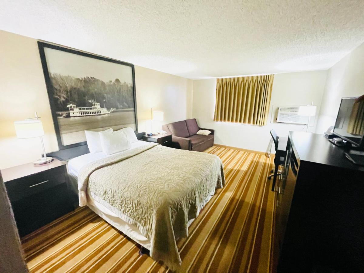 Queen Room - Non-Smoking at Super 8 by Wyndham Clear Lake