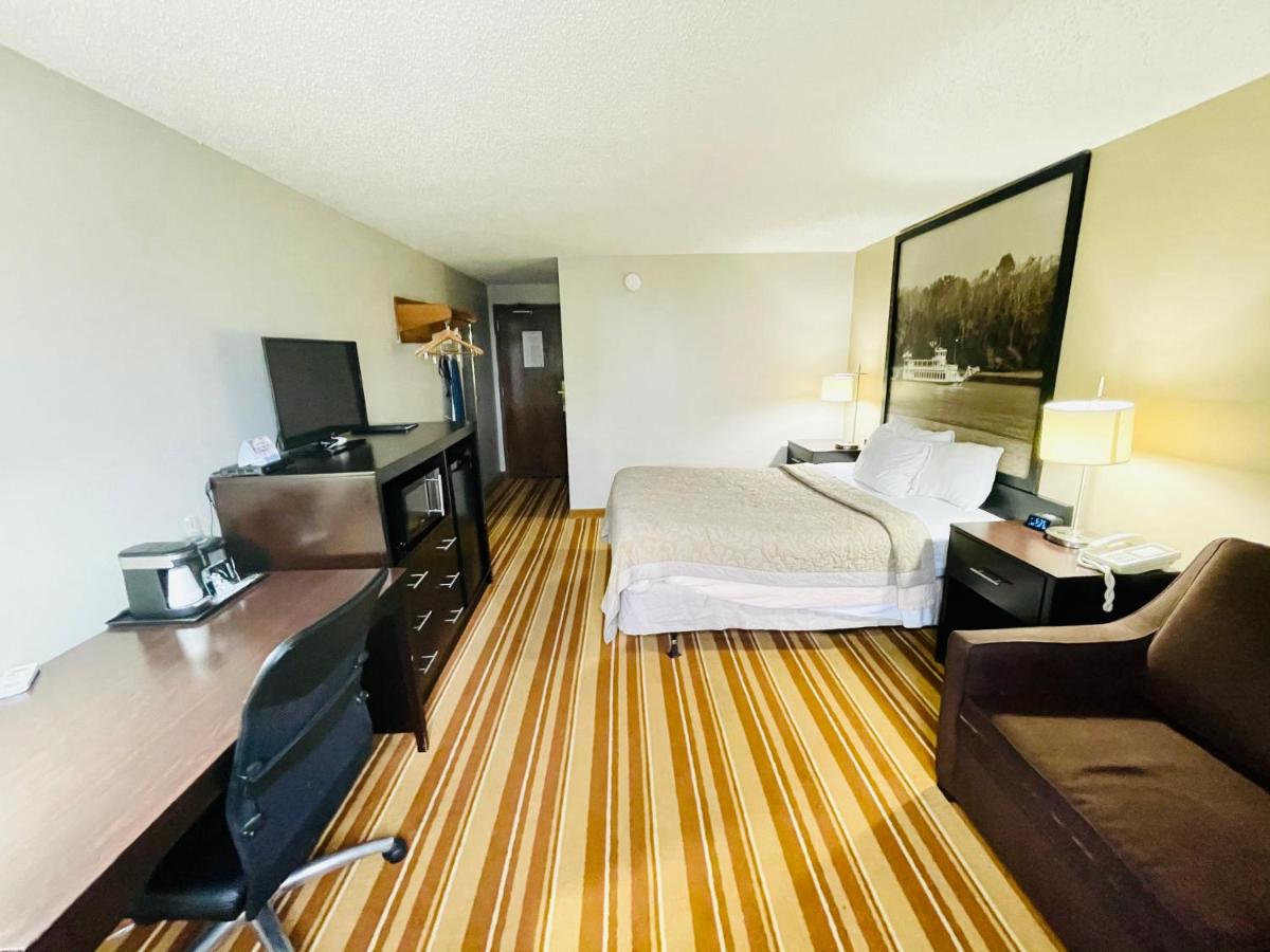 Queen Room - Non-Smoking at Super 8 by Wyndham Clear Lake