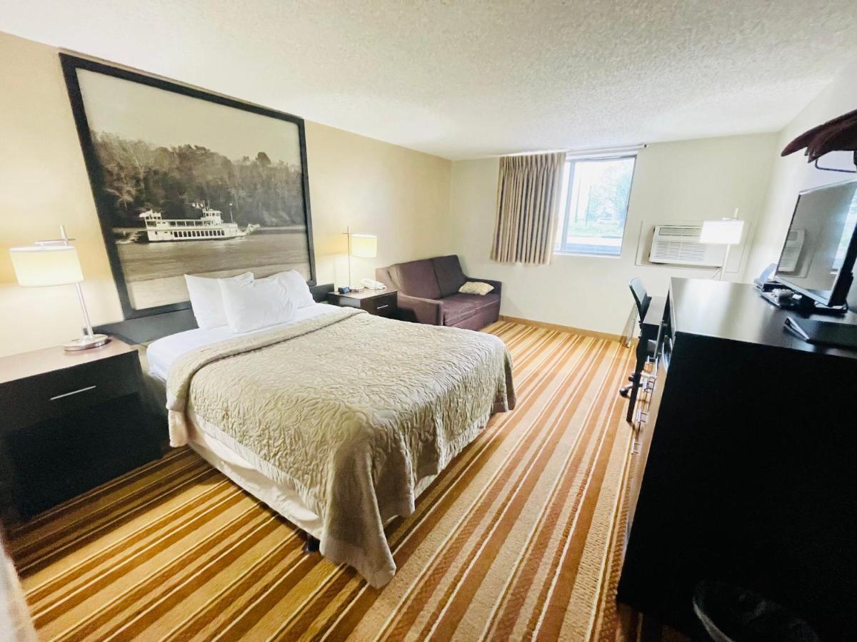 Queen Room - Non-Smoking at Super 8 by Wyndham Clear Lake