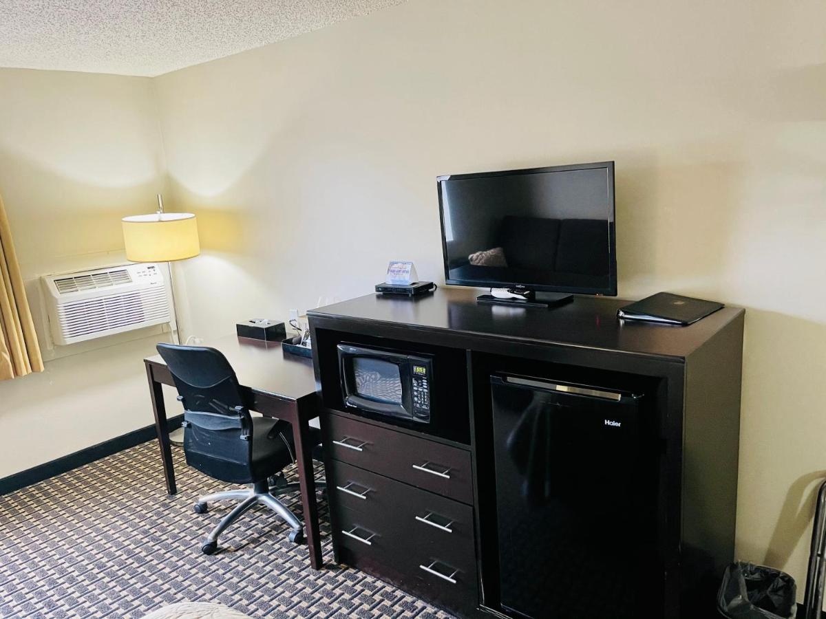 Queen Room - Mobility Access/Non-Smoking at Super 8 by Wyndham Clear Lake