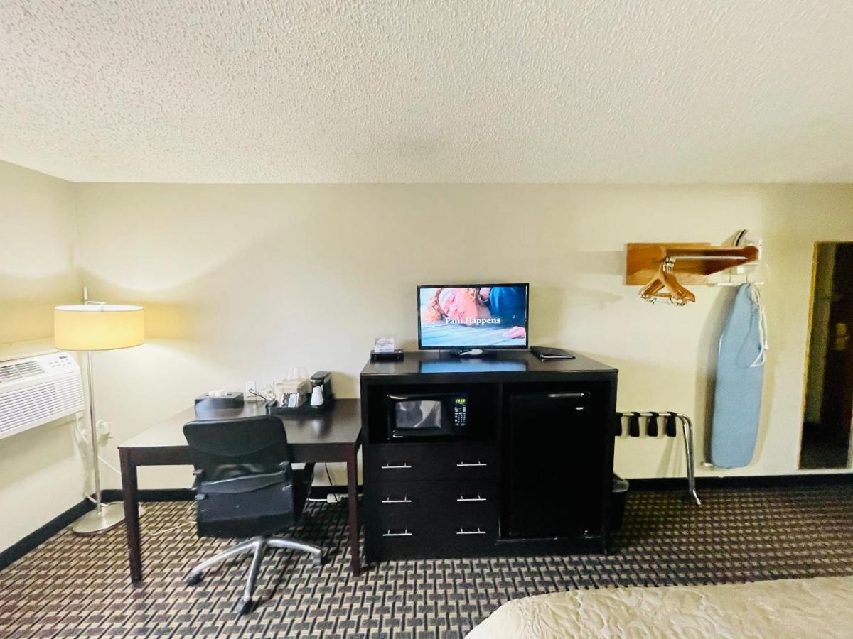 Queen Room - Mobility Access/Non-Smoking at Super 8 by Wyndham Clear Lake