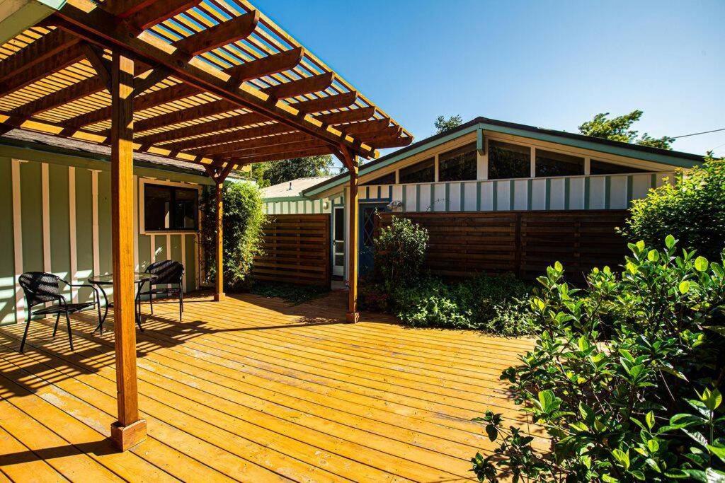 | Luxury Riverside Estate - 3BR Home or 1BR Cottage or BOTH - Sleeps 14 - Swim, fish, relax, refresh