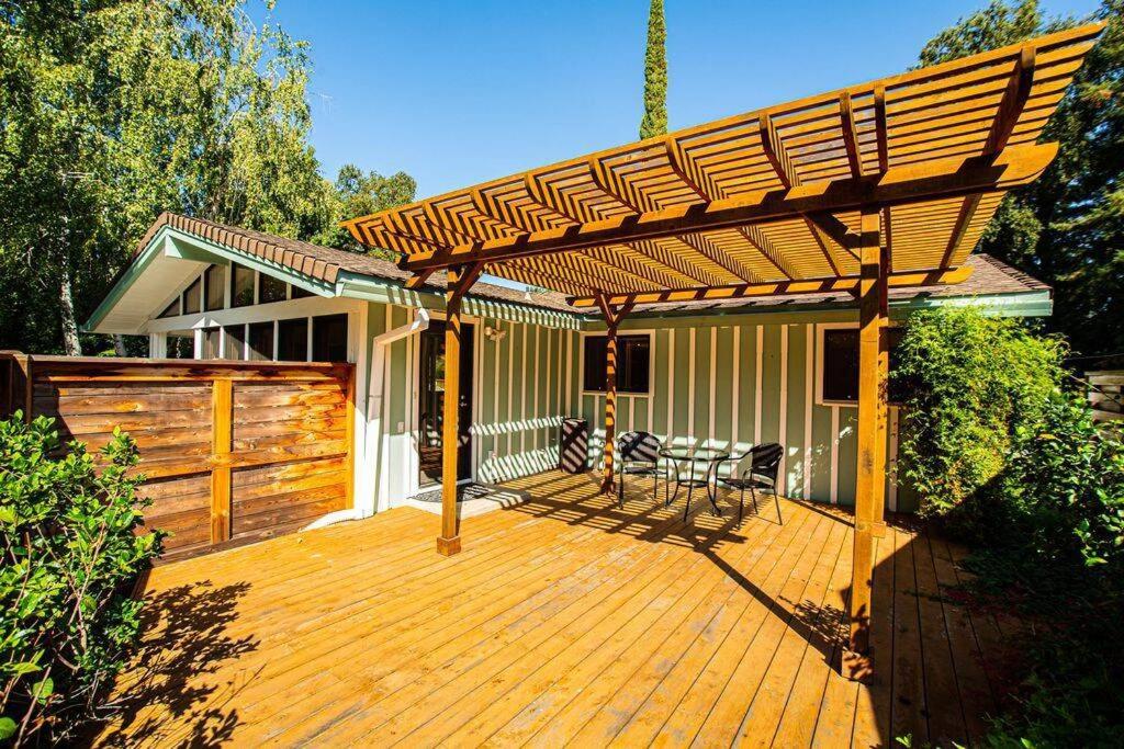 | Luxury Riverside Estate - 3BR Home or 1BR Cottage or BOTH - Sleeps 14 - Swim, fish, relax, refresh
