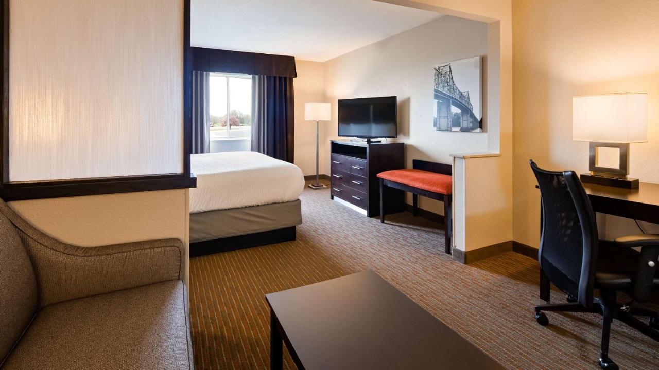 King Suite at Best Western Muscatine / Pearl City Hotel