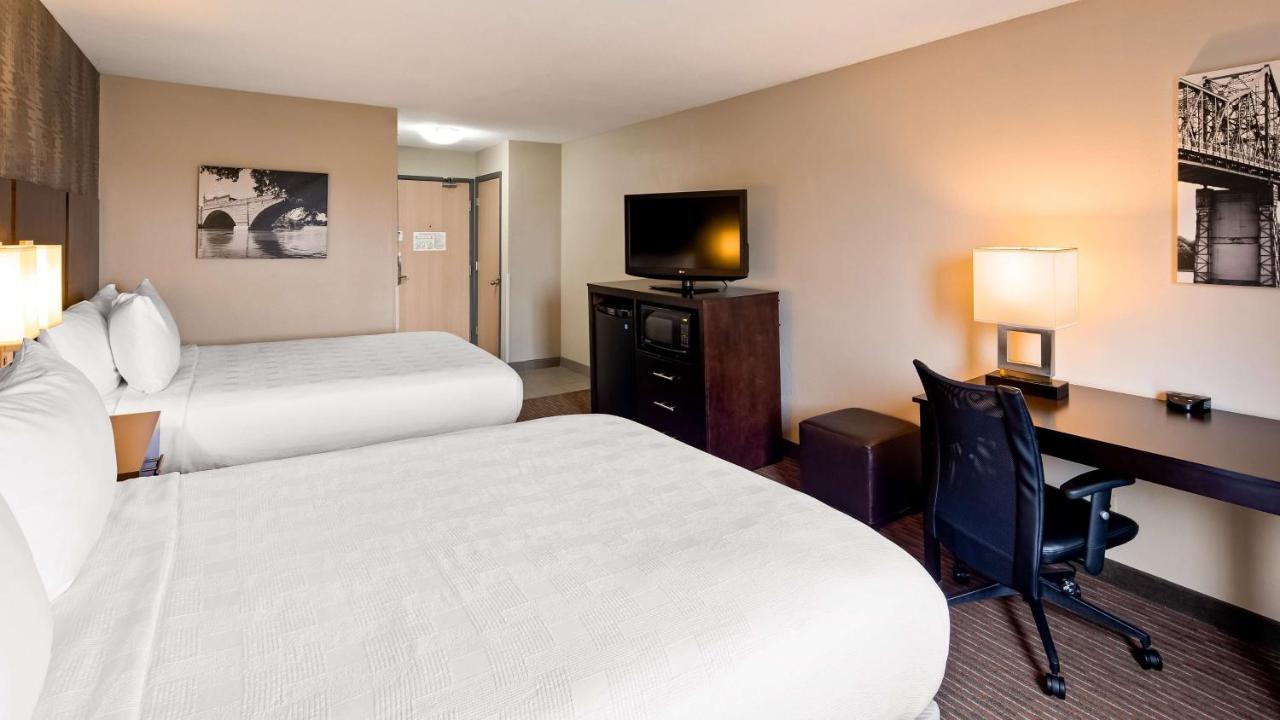 Queen Room with Two Queen Beds at Best Western Muscatine / Pearl City Hotel