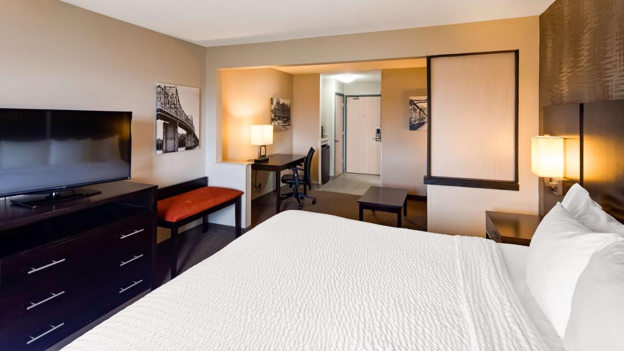 King Suite at Best Western Muscatine / Pearl City Hotel