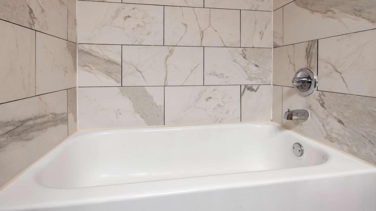 King Room - Non-Smoking at Best Western Muscatine / Pearl City Hotel