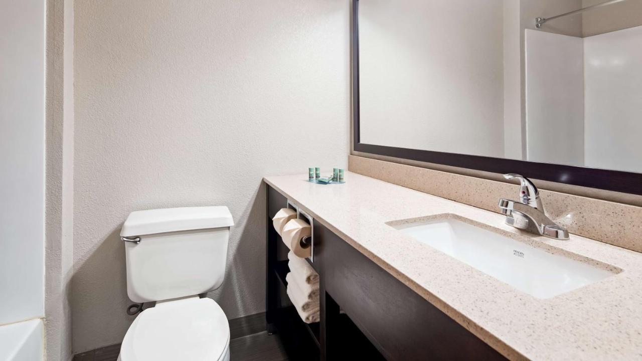 King Room - Non-Smoking at Best Western Muscatine / Pearl City Hotel