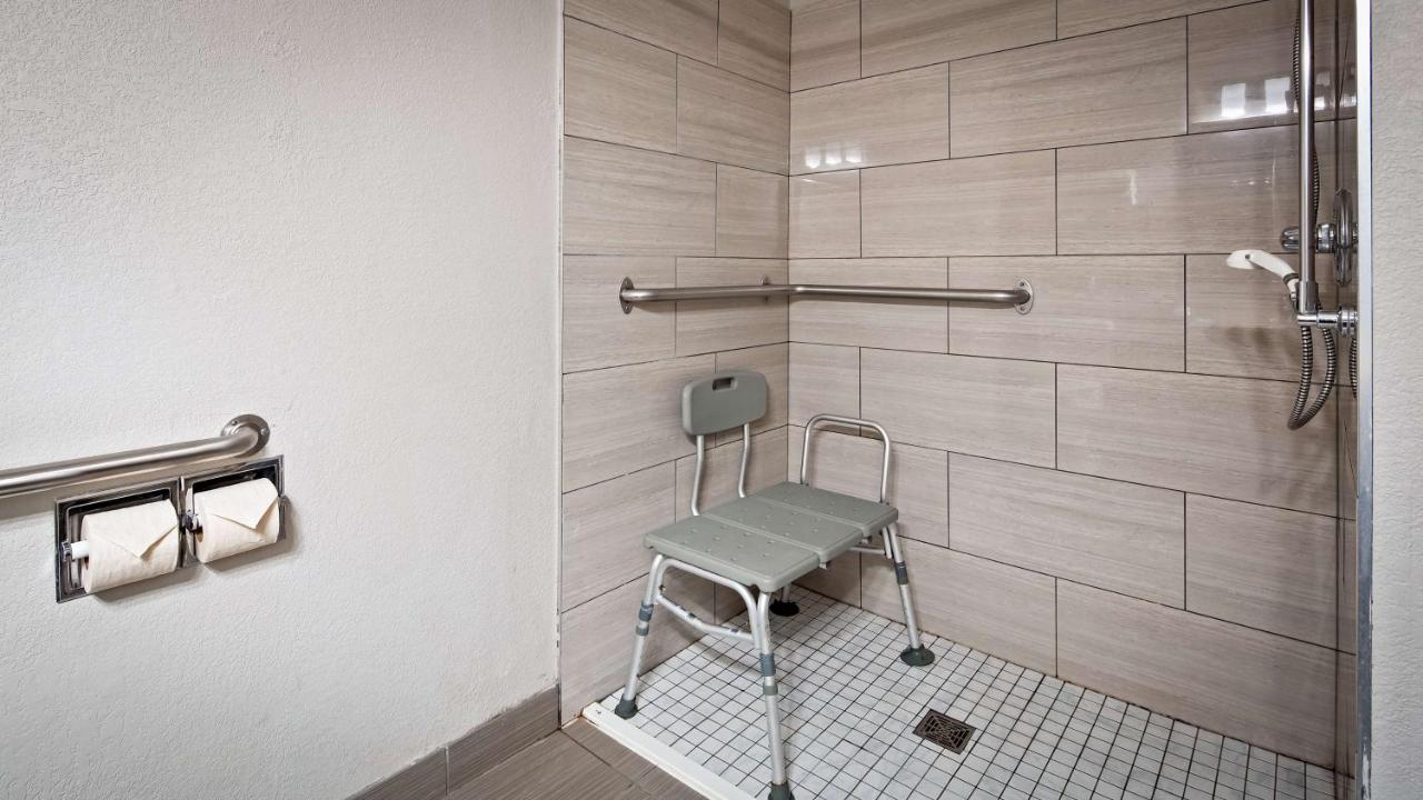 King Room with Roll-In Shower - Disability Access at Best Western Muscatine / Pearl City Hotel