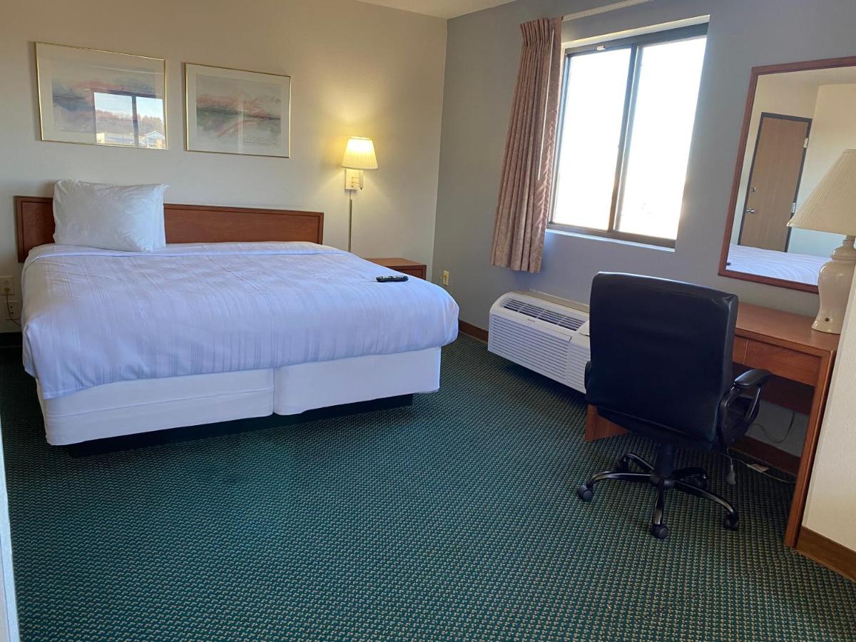 | Carlyle Inn & Suites