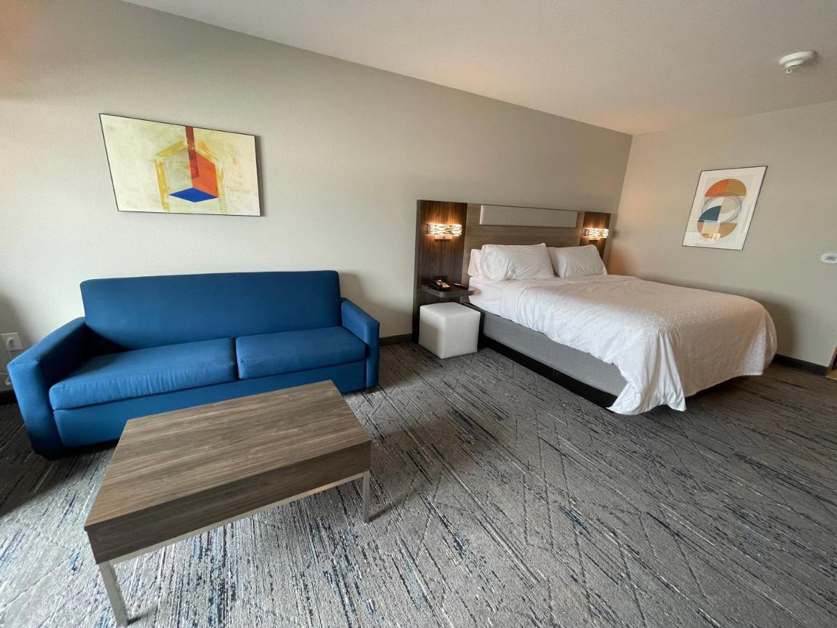 Hearing Accessible King Suite - Non-Smoking at Holiday Inn Express & Suites Ft. Smith Airport by IHG