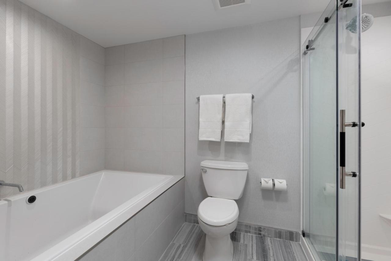 Premium King Room at voco Niagara Falls - The Cadence by IHG