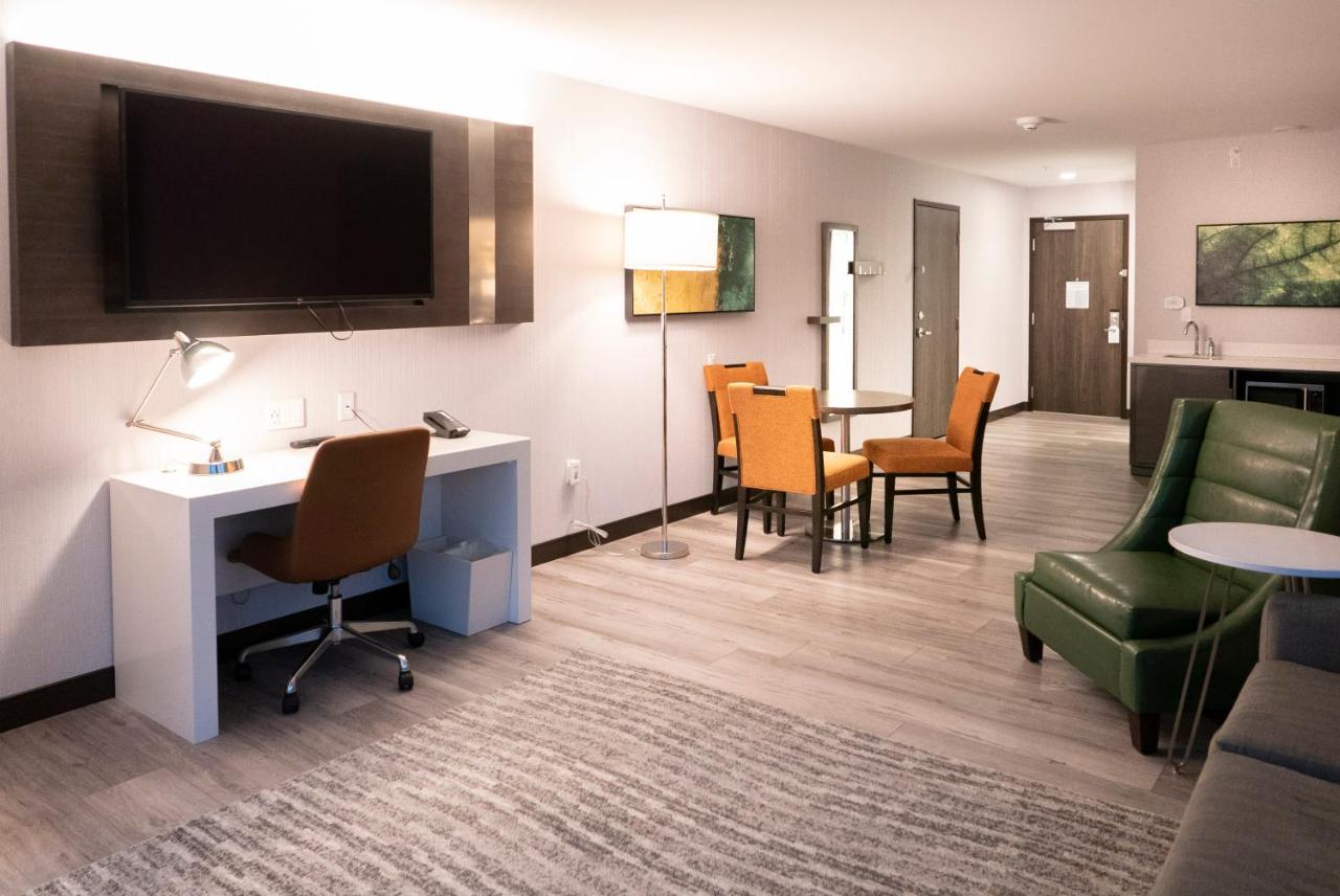 | Cambria Hotel Detroit-Shelby Township