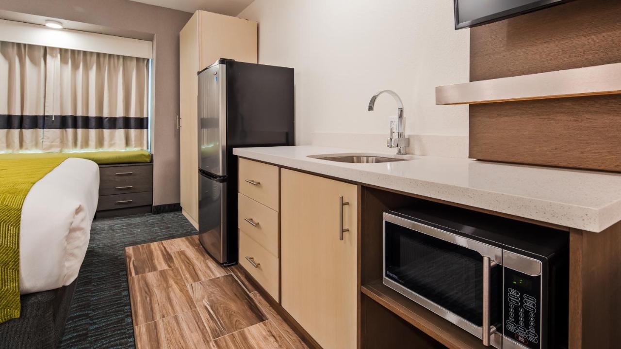 King Room with Kitchenette and Sofa Bed at Best Western Plus Yuma Foothills Inn & Suites