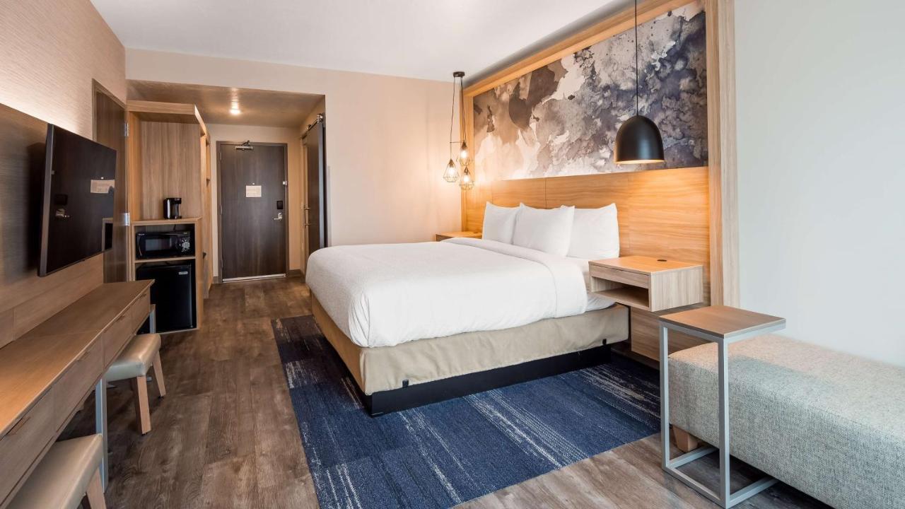 King Room with Mobility Accessible Tub at Best Western Plus Settlers Point
