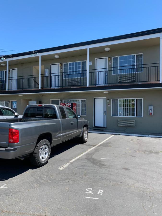 | Redwood Inn