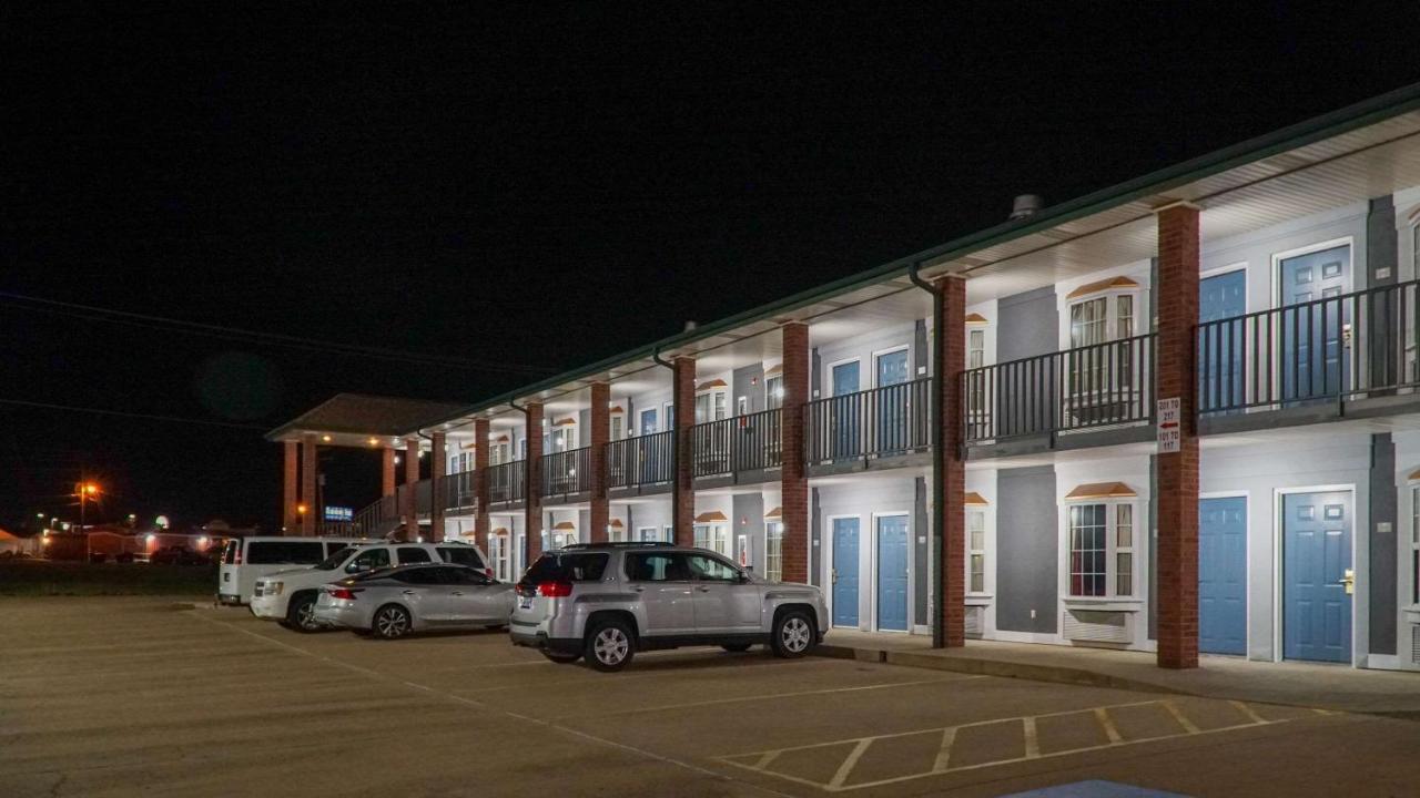 | Rodeway Inn