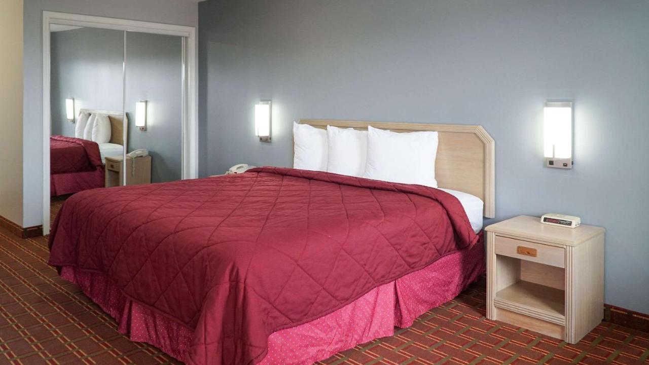 | Rodeway Inn