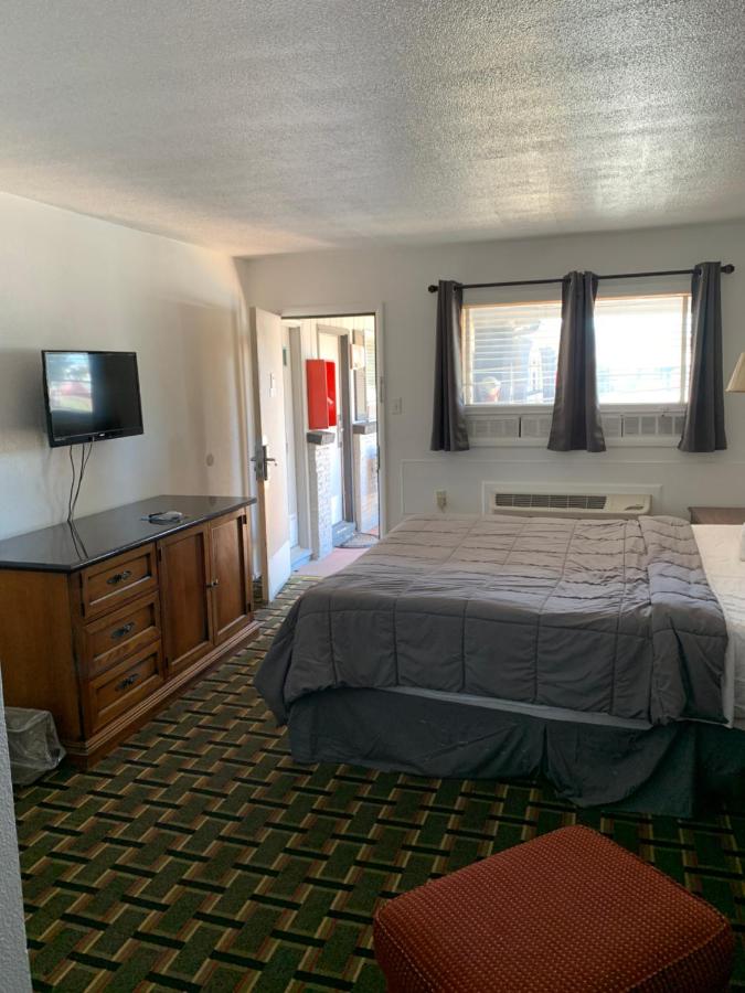 | Raton’s Peak Inn