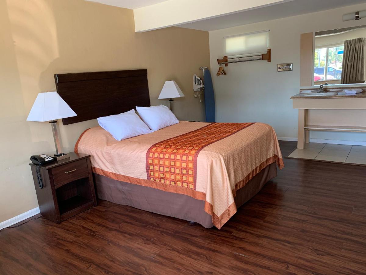| Redwood Inn