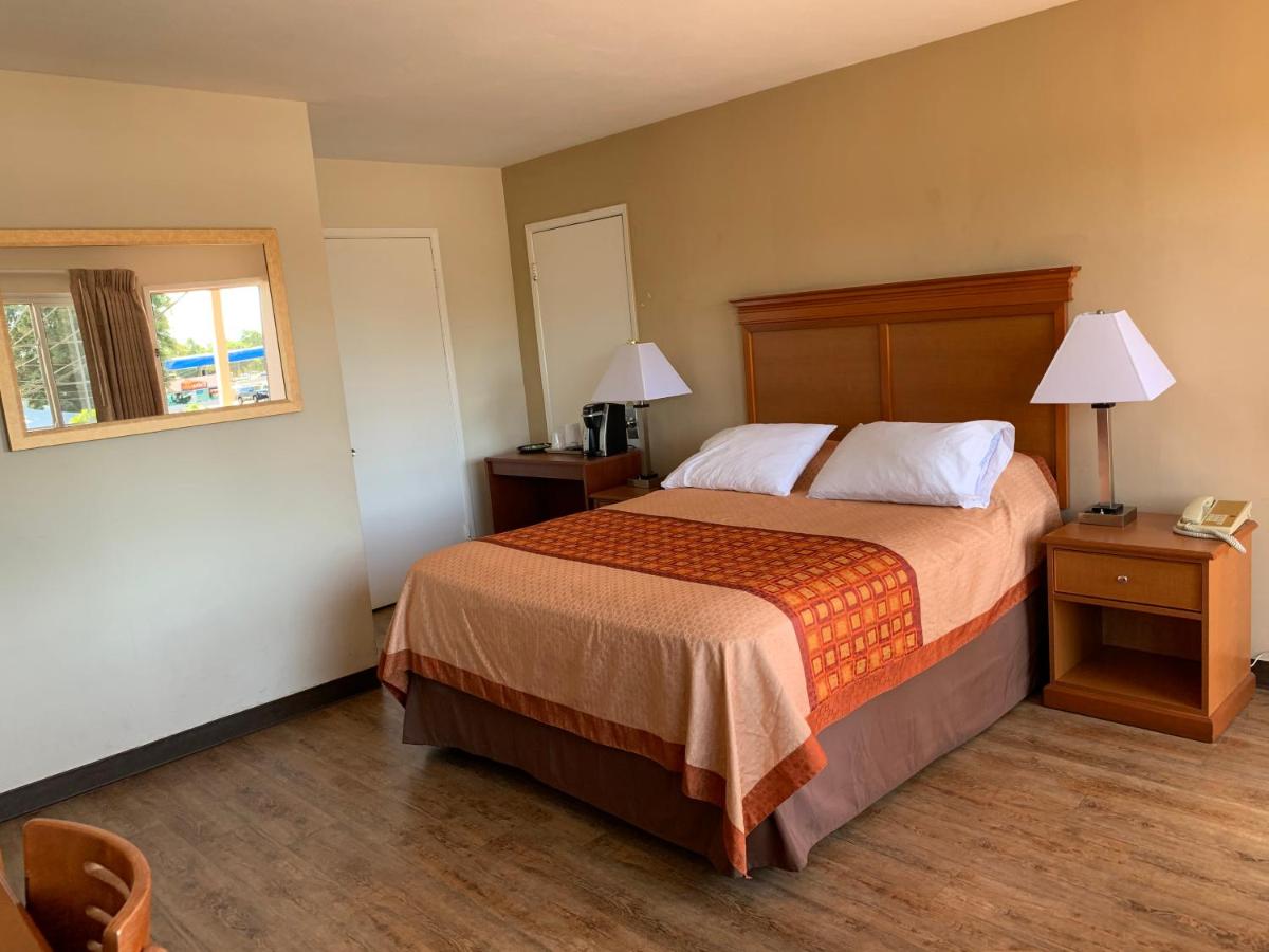 | Redwood Inn