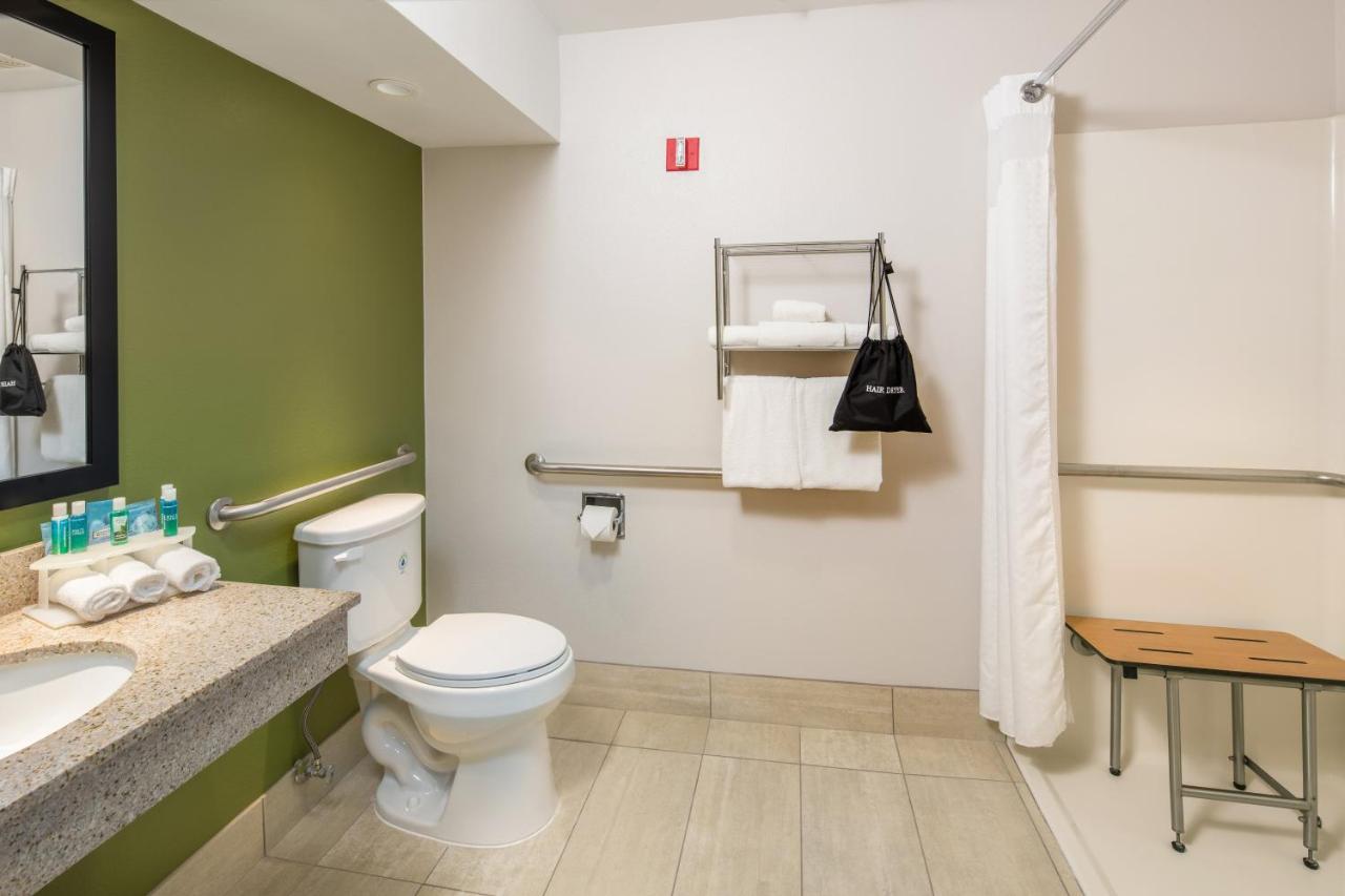 | Holiday Inn Express Cedar Rapids - Collins Road, an IHG Hotel