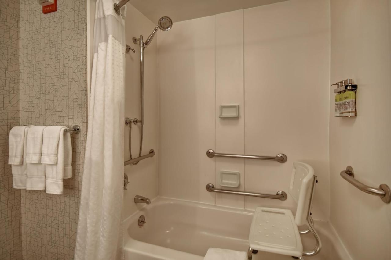 | Holiday Inn Express Newport North - Middletown, an IHG Hotel