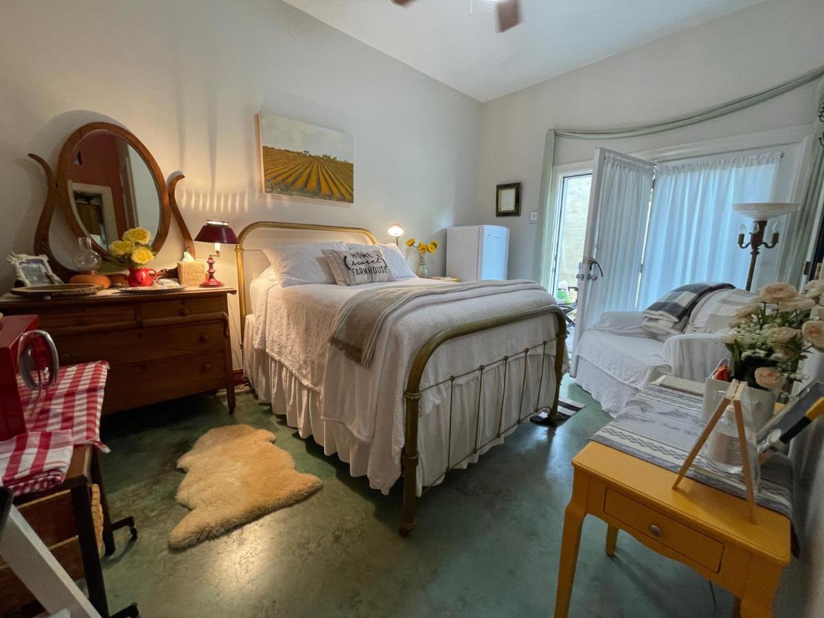  | Lake Austin Luxury Guesthouse Cabin & Suite Retreat