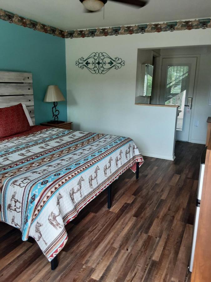 | Horseshoe Riverside Lodge