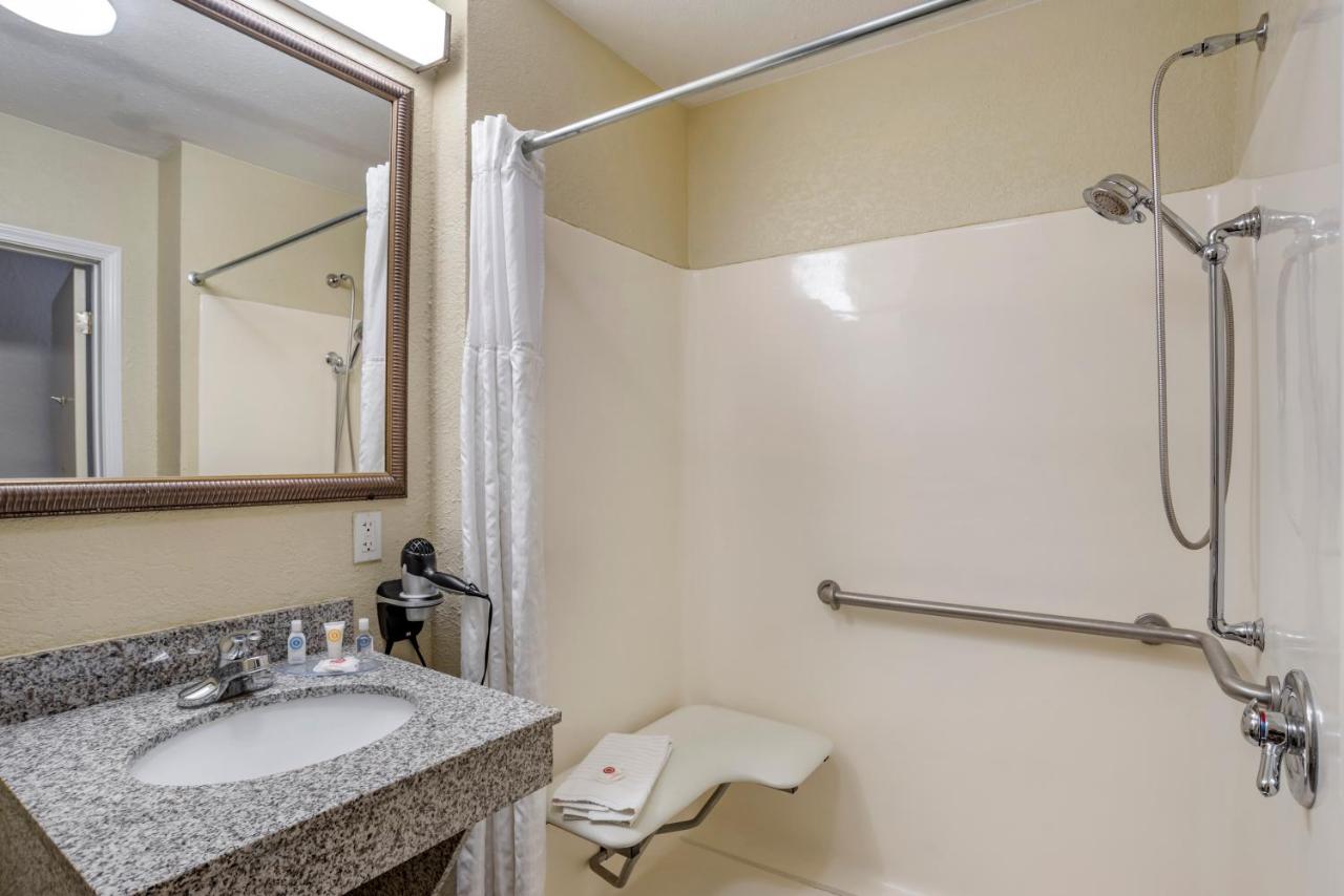 King Room with Roll-In Shower - Accessible/Non-Smoking at Comfort Inn & Suites Marianna I-10