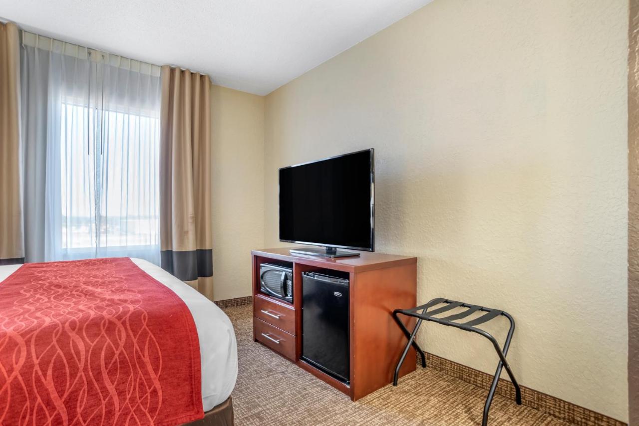 King Room with Roll-In Shower - Accessible/Non-Smoking at Comfort Inn & Suites Marianna I-10