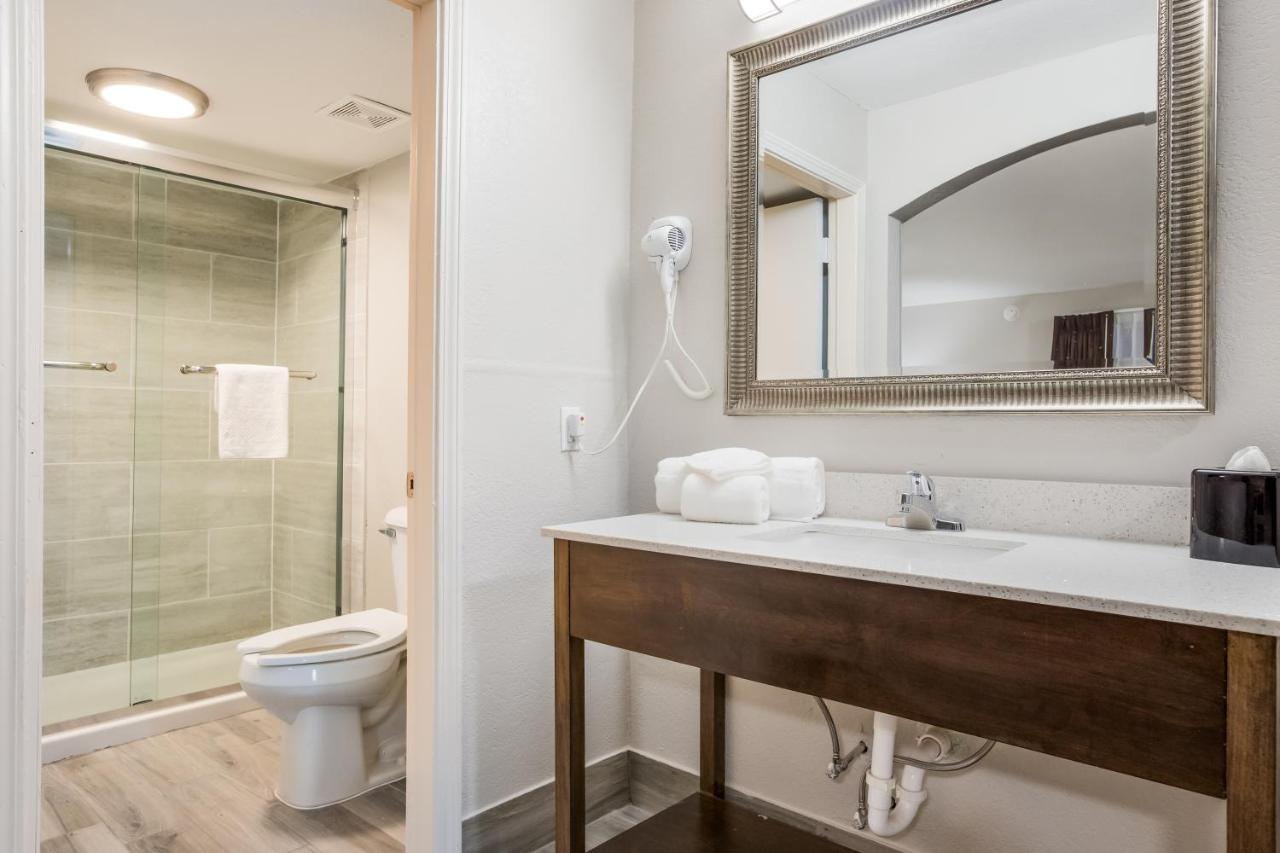 Efficiency King Suite - Non-Smoking at Clarion Pointe East Lansing University Area
