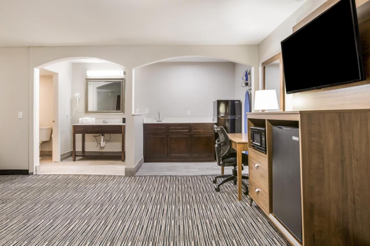 Efficiency King Suite - Non-Smoking at Clarion Pointe East Lansing University Area