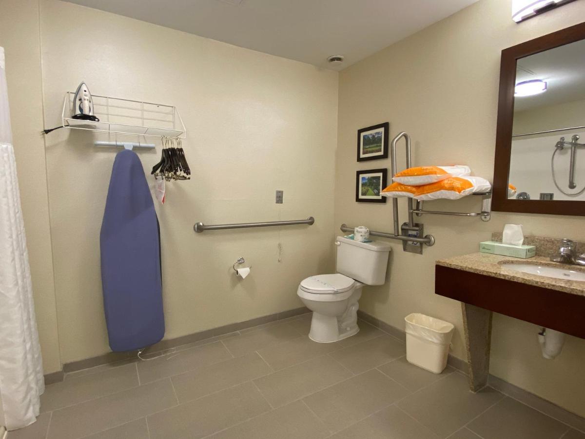 | Comfort Inn East Windsor - Springfield