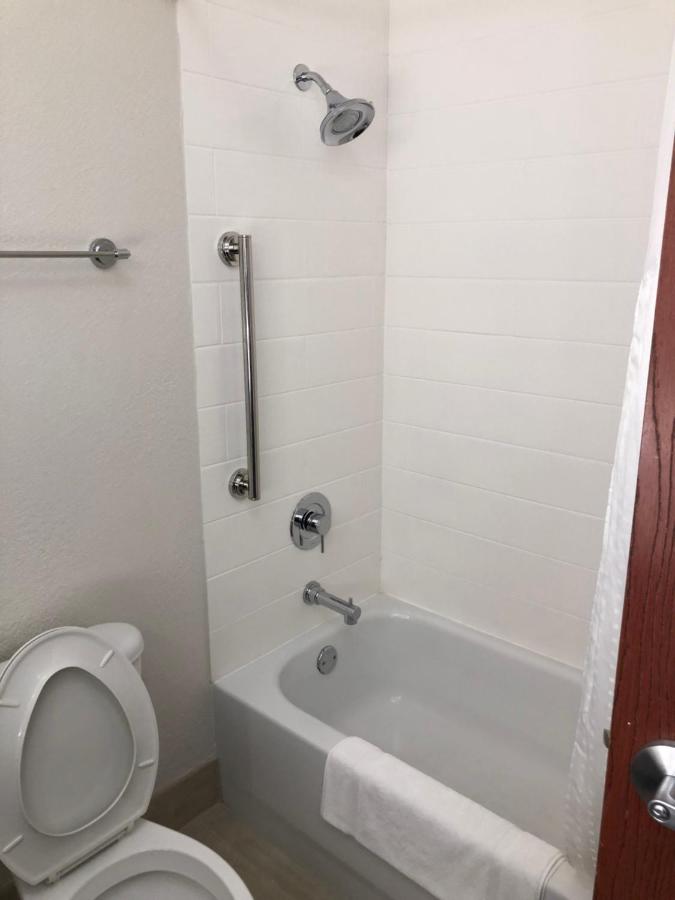 Room Selected at Check-In at Holiday Inn Express & Suites Franklin KY by IHG