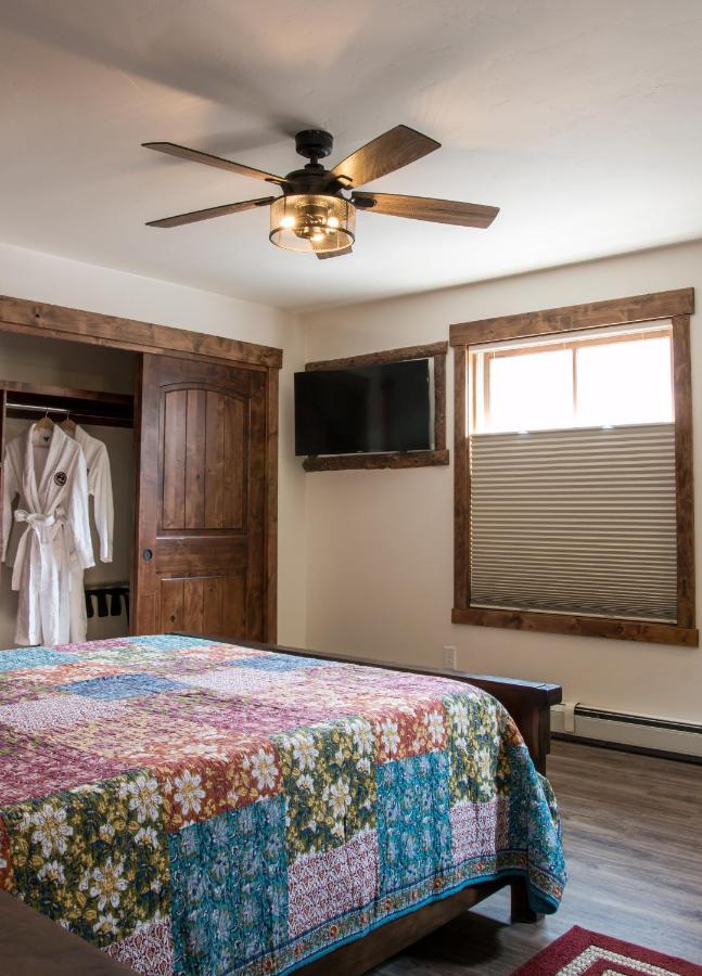 | Clear Creek Inn