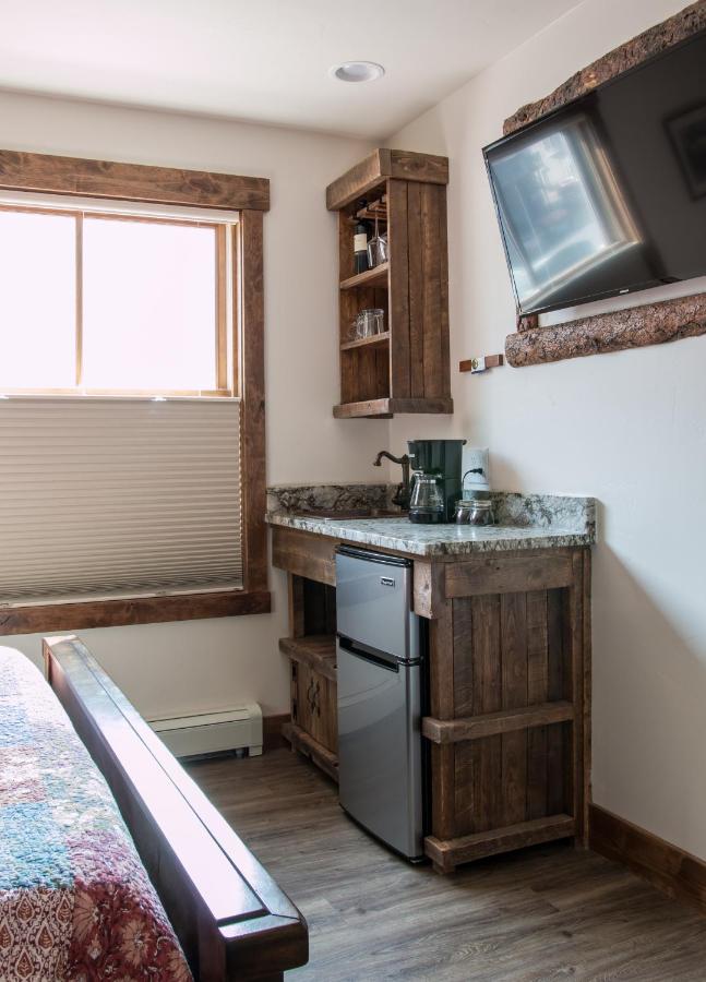 | Clear Creek Inn