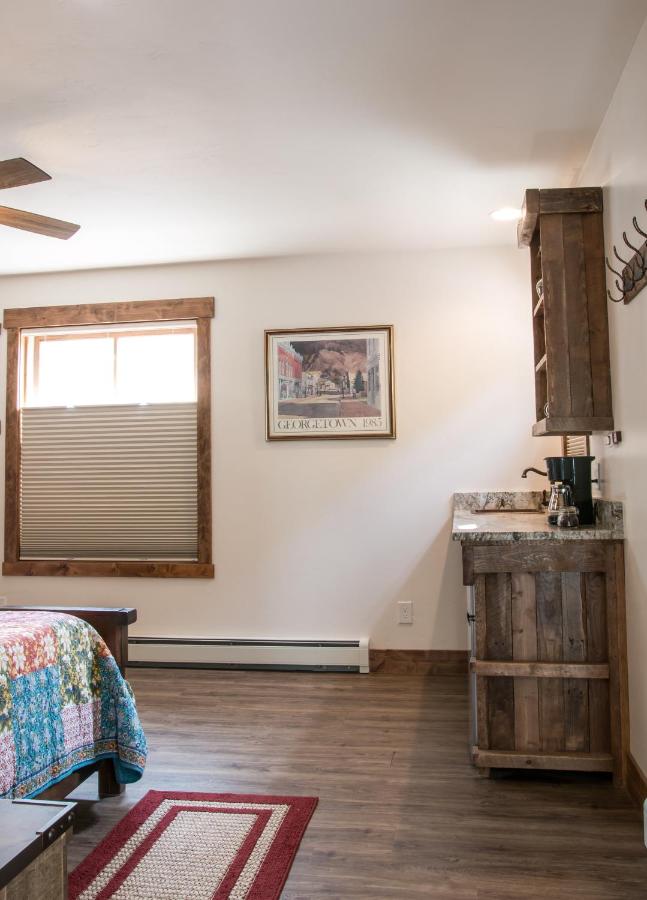 | Clear Creek Inn