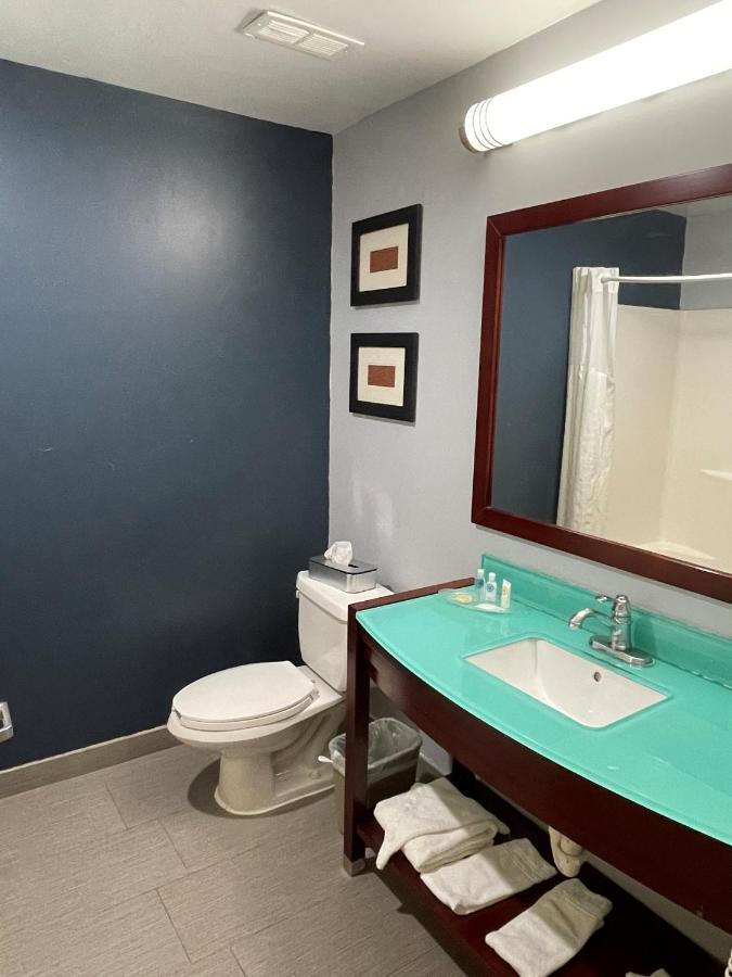 King Suite - Non-Smoking at Quality Suites Waldorf